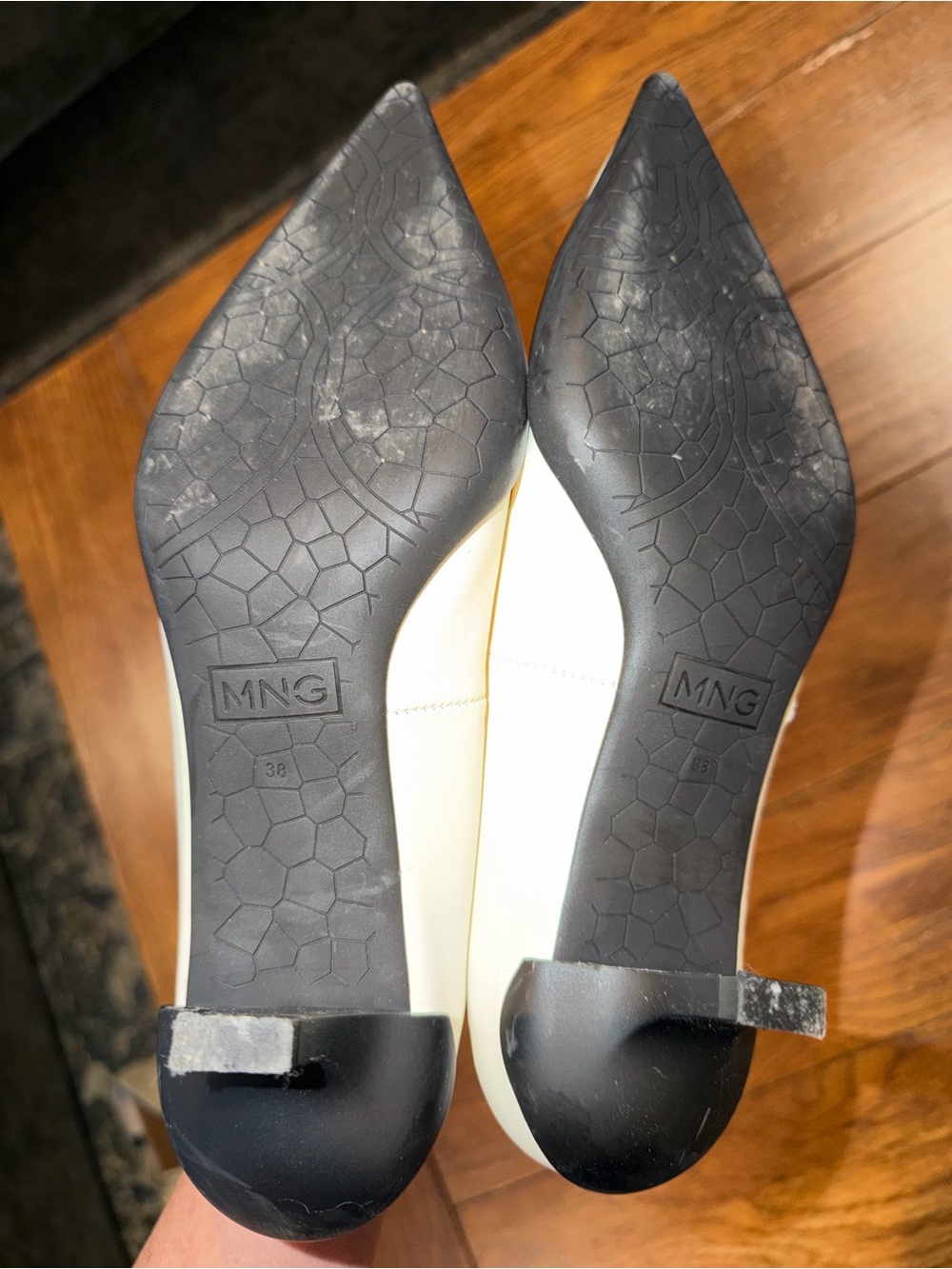 Mango Cream Pointed-Toe Pumps with Black Insole - Picture 4 of 4